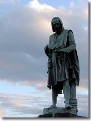 The statue of Flavio Gioia at teh Amalfi harbor
