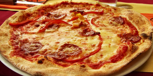 A pizza alla diavola at Pizzeria Ae Oche, Venice. (Photo by Wugging Gavagai)